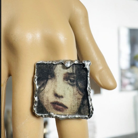 Tiny Canvas Art Statement Ring Abstract Woman Portrait Design Silver & Glass - Picture 4 of 16